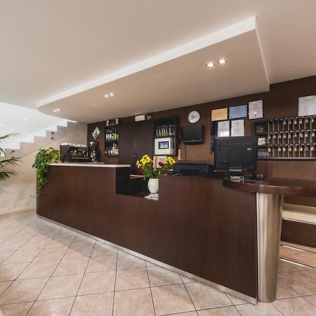 Hotel Romina Римини Экстерьер фото